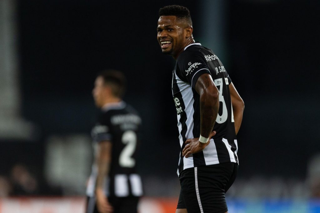 Júnior Santos, do Botafogo, aguardando o o reinício de um jogo do time na temporada 2024.