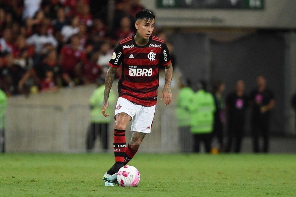 Erick Pulgar, do Flamengo, conduz a bola em um dos jogos que fez pela equipe desde que chegou em 2022.