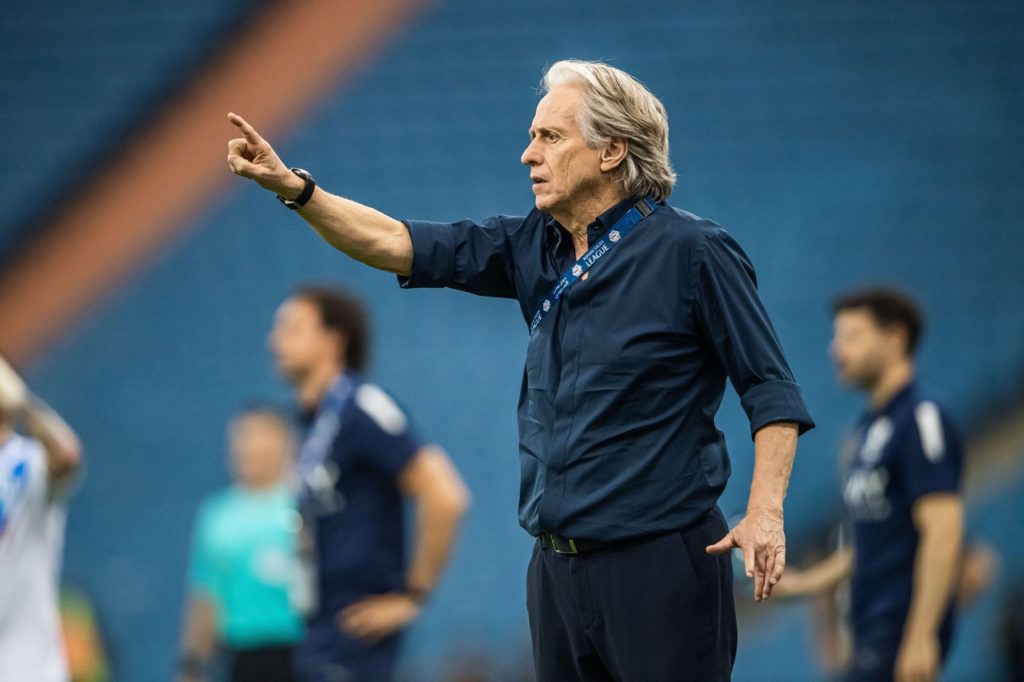 Jorge Jesus, do Al-Hilal, orienta o time em um dos jogos na temporada saudita.