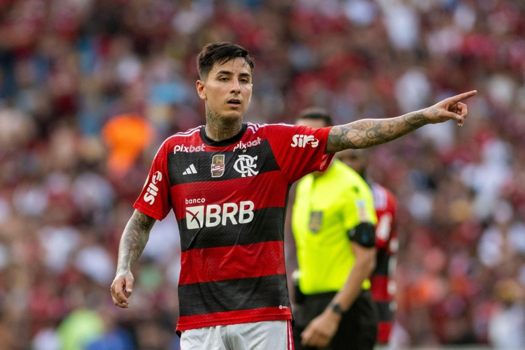 Erick Pulgar, do Flamengo, orienta o time em um dos jogos da equipe na temporada passada.