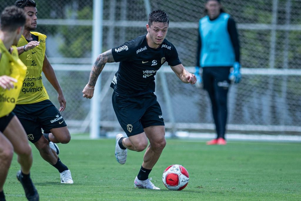 Rodrigo Garro, do Corinthians, conduz a bola durante um treinamento no CT do clube.