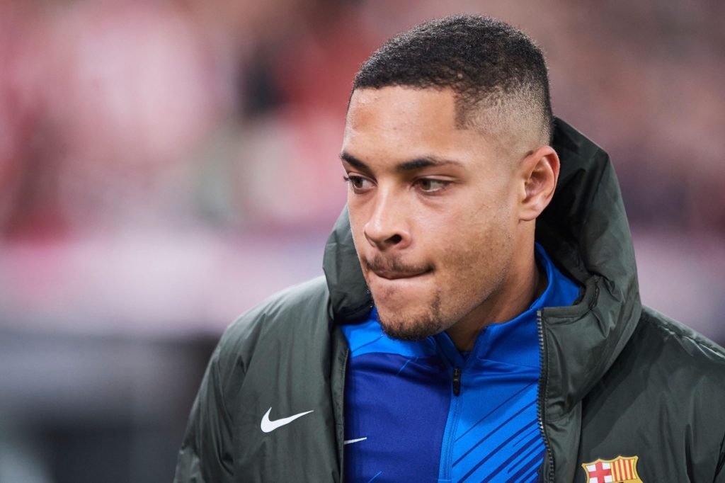 Vitor Roque, do Barcelona, observa o campo antes de um jogo do time na temporada espanhola.