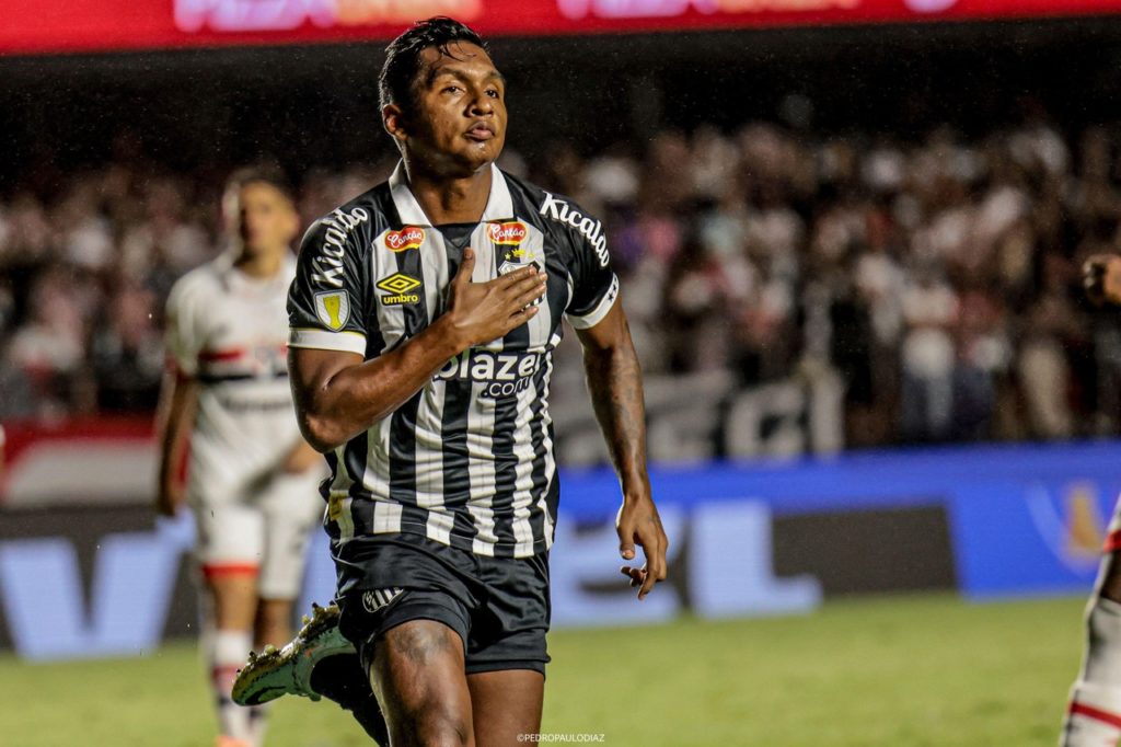 Morelos, do Santos, comemorando um gol marcado pelo clube.