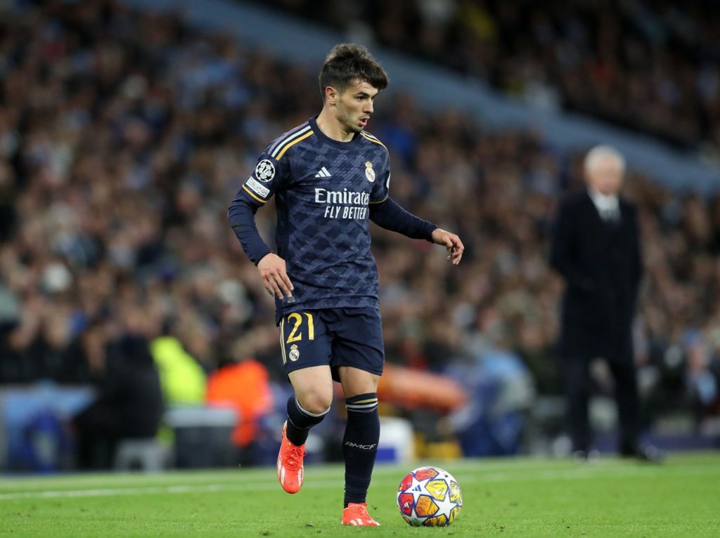 Brahim Diaz, do Real Madrid, conduz a bola em um jogo do time na temporada.