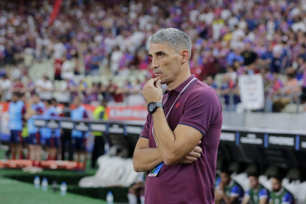 Vojvoda, do Fortaleza, observa o time jogando durante um jogo da temporada.