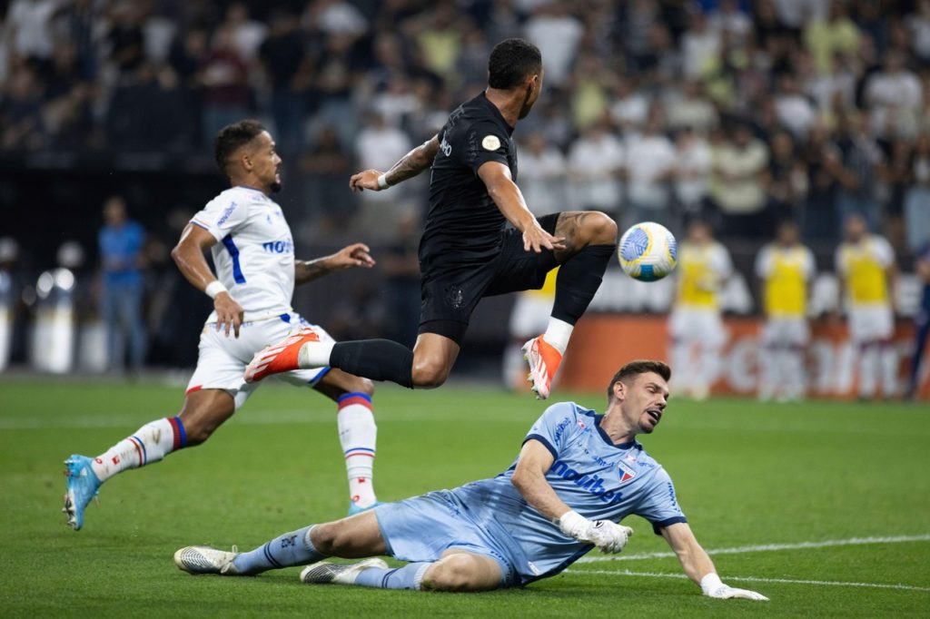 João Ricardo, do Fortaleza, evitando um gol do Corinthians em um jogo do Brasileirão.