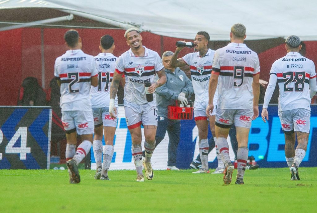 Luciano, do São Paulo, comemorando um dos gols marcados contra o Vitória pelo Brasileiro.