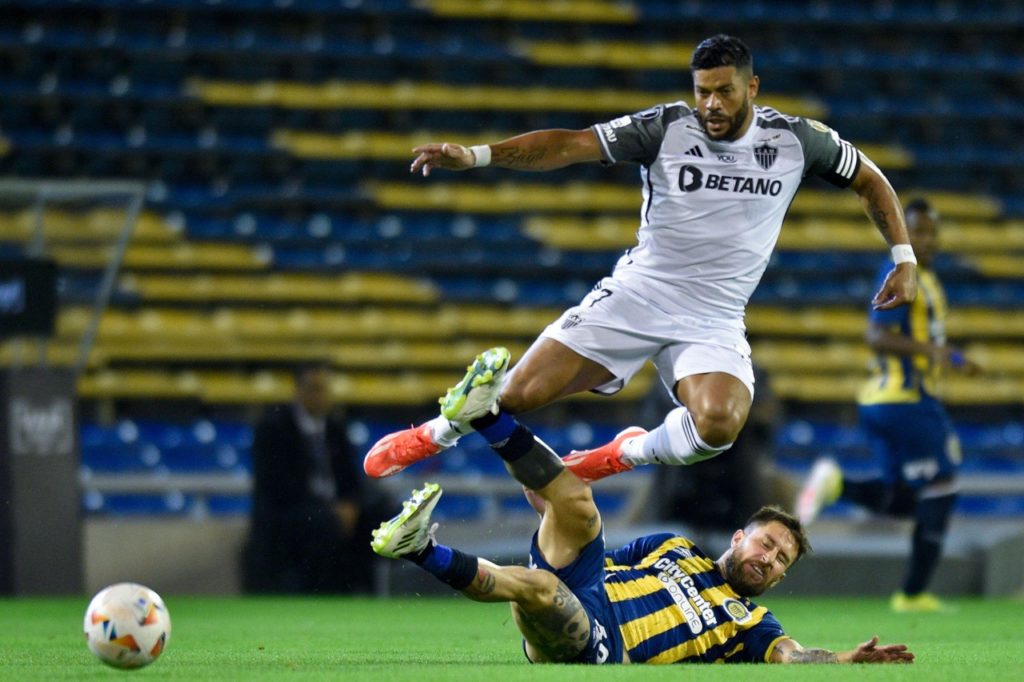 Hulk, do Atlético-MG, disputando a bola contra um defensor durante um jogo da Libertadores de 2024.