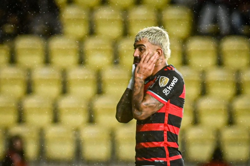 Gabigol, do Flamengo, lamentando um lance perdido em um jogo do time na temporada de 2024.