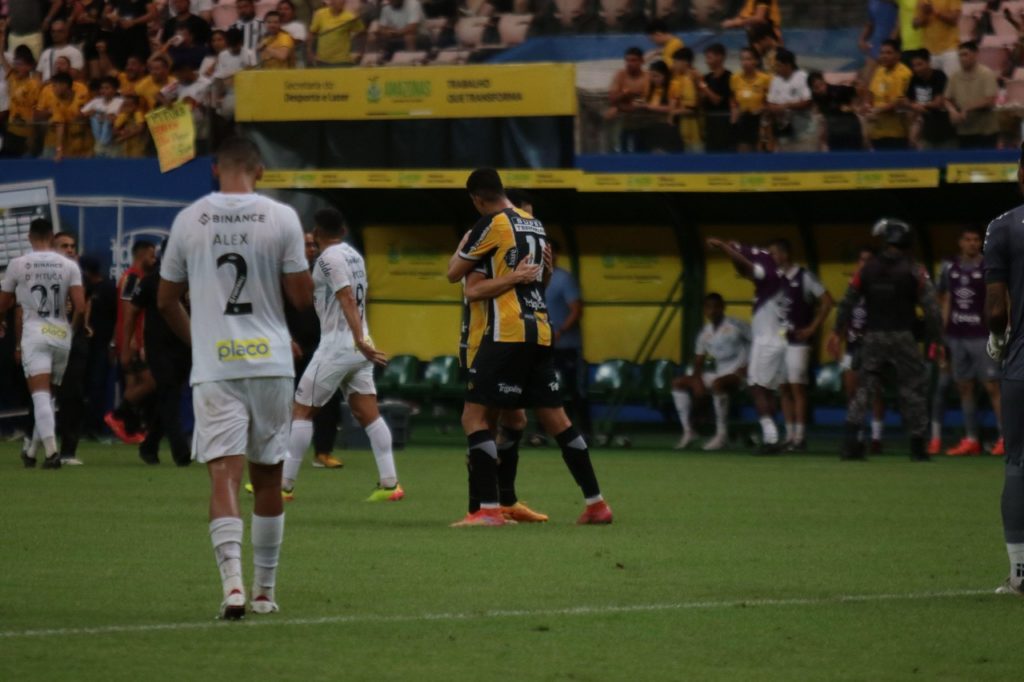 Ênio, do Amazonas, comemorando o seu gol marcado sobre o Santos no Brasileirão da Série B.
