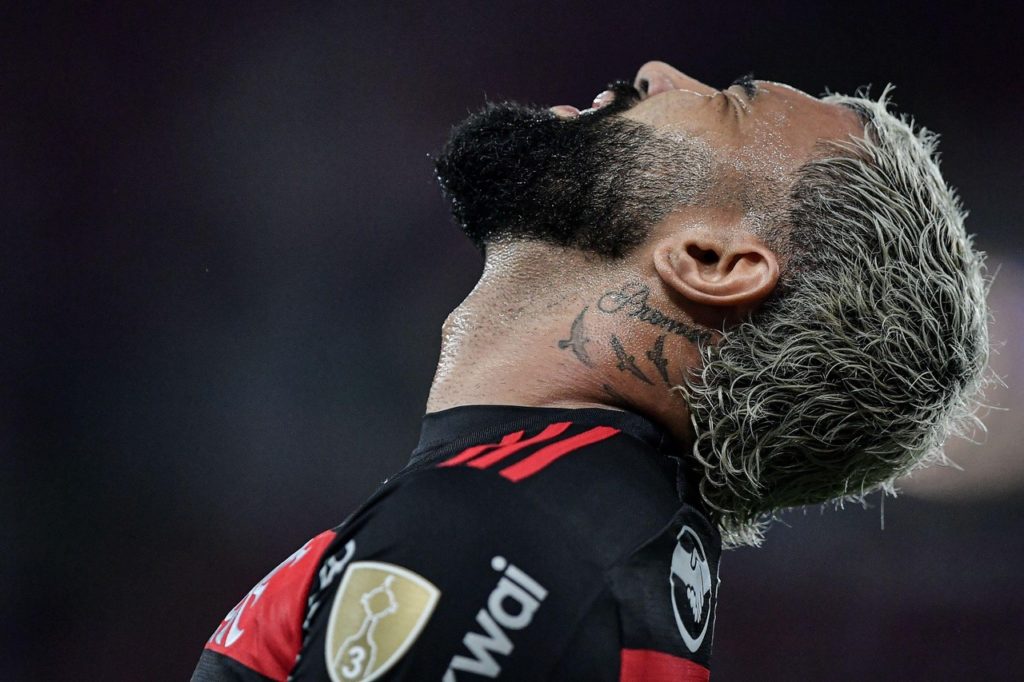 Gabigol, do Flamengo, lamenta um lance perdido em um jogo do time na temporada.