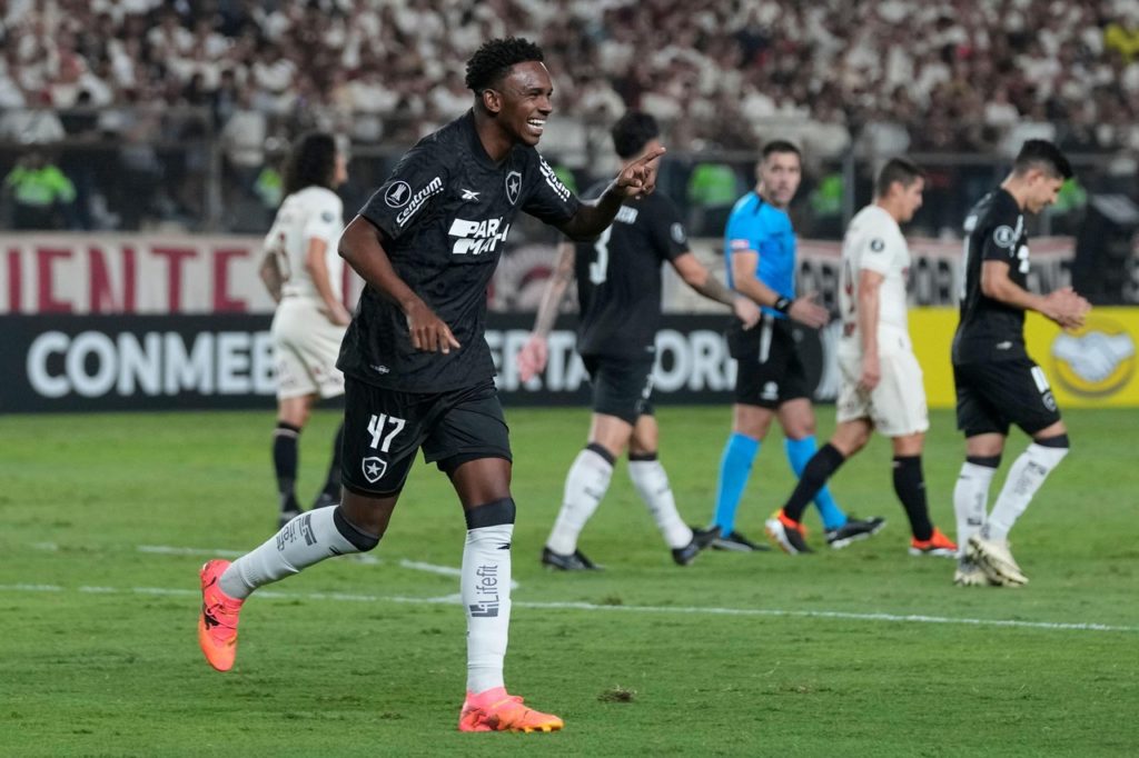 Jeffinho, do Botafogo, comemorando o gol marcado sobre o Universitario, pela Libertadores.