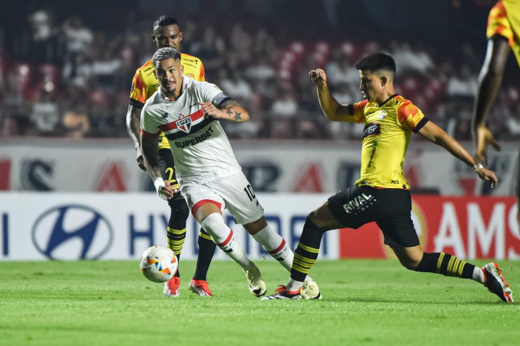 Luciano, do São Paulo, disputa a bola com um adversário durante um jogo do time na Libertadores de 2024.