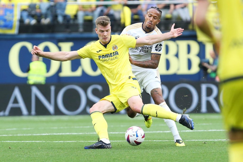 Sörloth, do Villarreal, tenta sair da marcação do brasileiro Militão, em um jogo do Campeonato Espanhol.