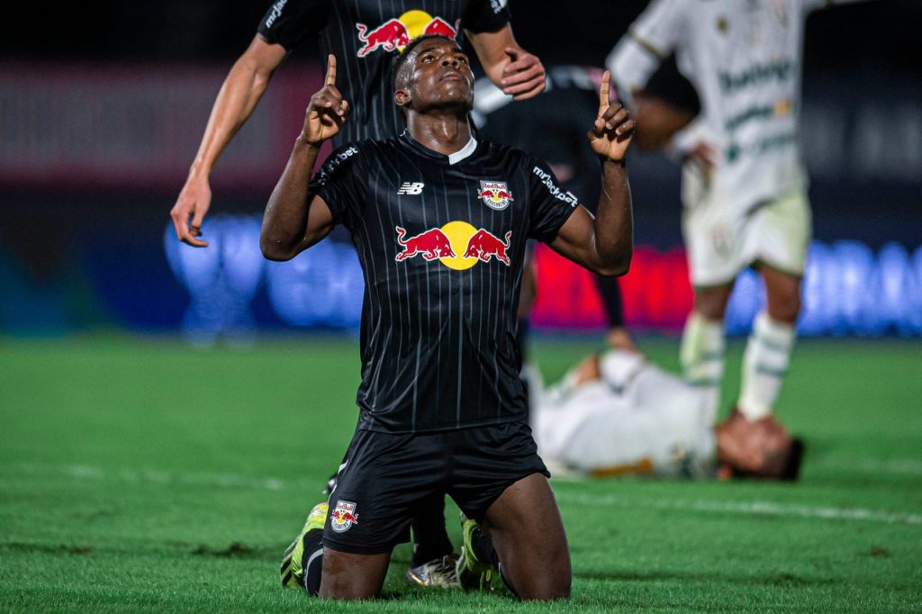 Henry Mosquera, do Bragantino, comemorando um dos gols marcados por ele com a camisa do clube nesta temporada.