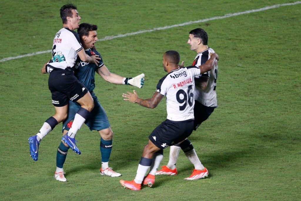 Léo Jardim, do Vasco, comemorando com os companheiros uma vitória na temporada de 2024.