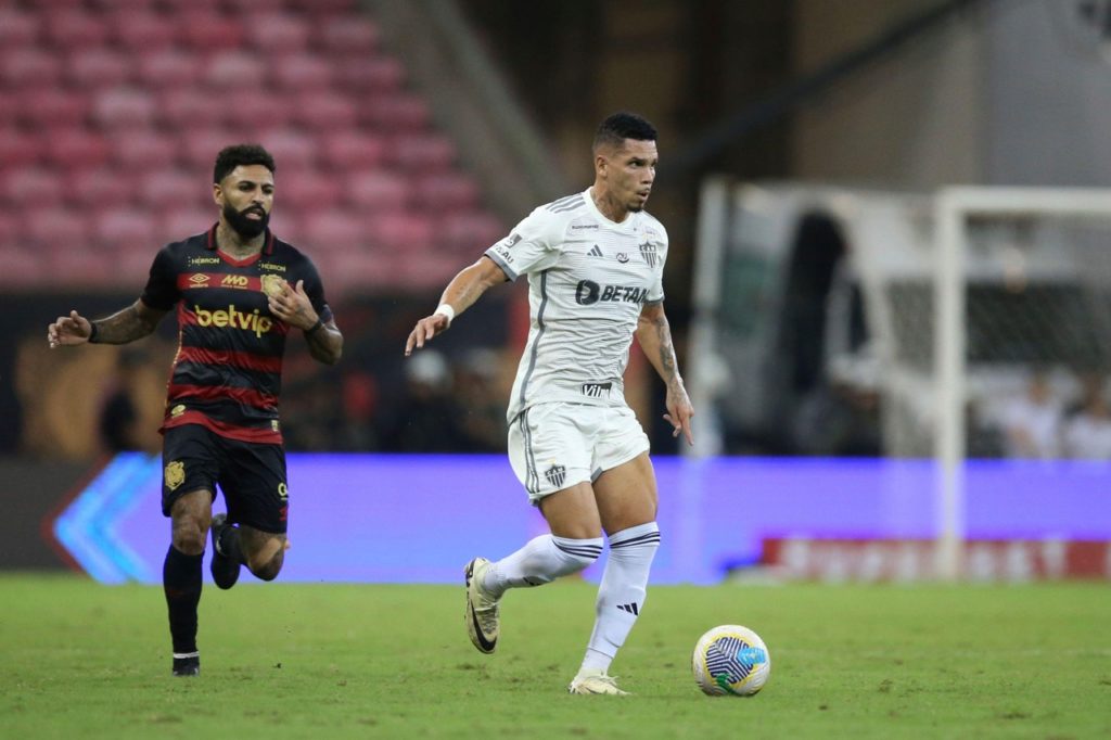 Paulinho, do Atlético-MG, domina a bola na frente de um adversário em um dos jogos do time na temporada 2024.