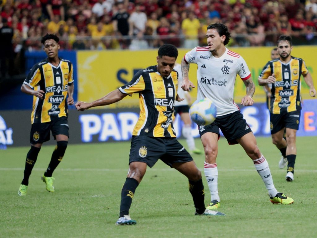 Pedro, do Flamengo, disputa a bola com um jogador adversário em um jogo da Copa do Brasil de 2024.