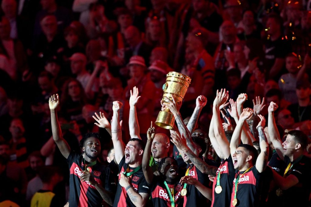 Os jogadores do Bayer Leverkusen levantando o troféu da Copa da Alemanha da temporada de 2023/24.