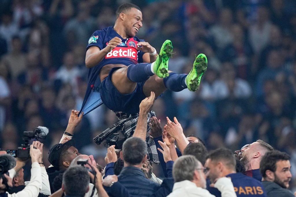 Mbappé, do PSG, é erguido pelos colegas de profissão após a decisão da Copa da França.