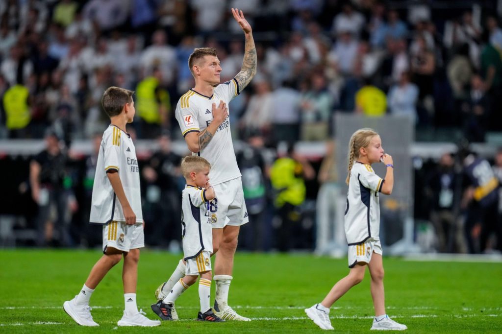 Toni Kroos, do Real Madrid, acena para os torcedores ao lado dos filhos.