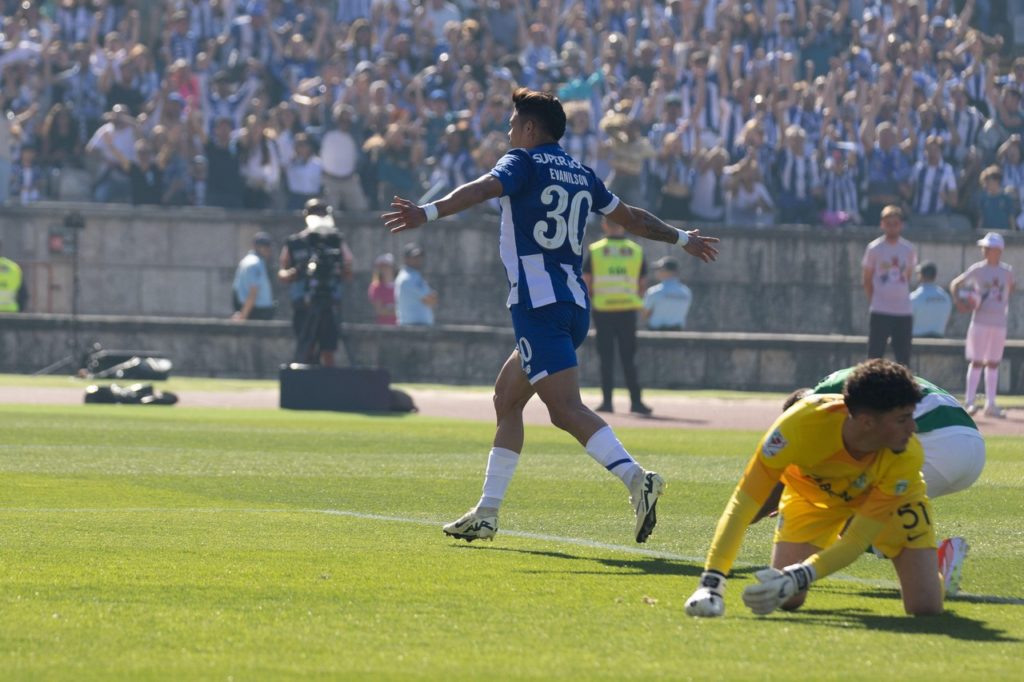 Evanílson, do Porto, comemorando um gol marcado pelo time na decisão da Taça de Portugual.