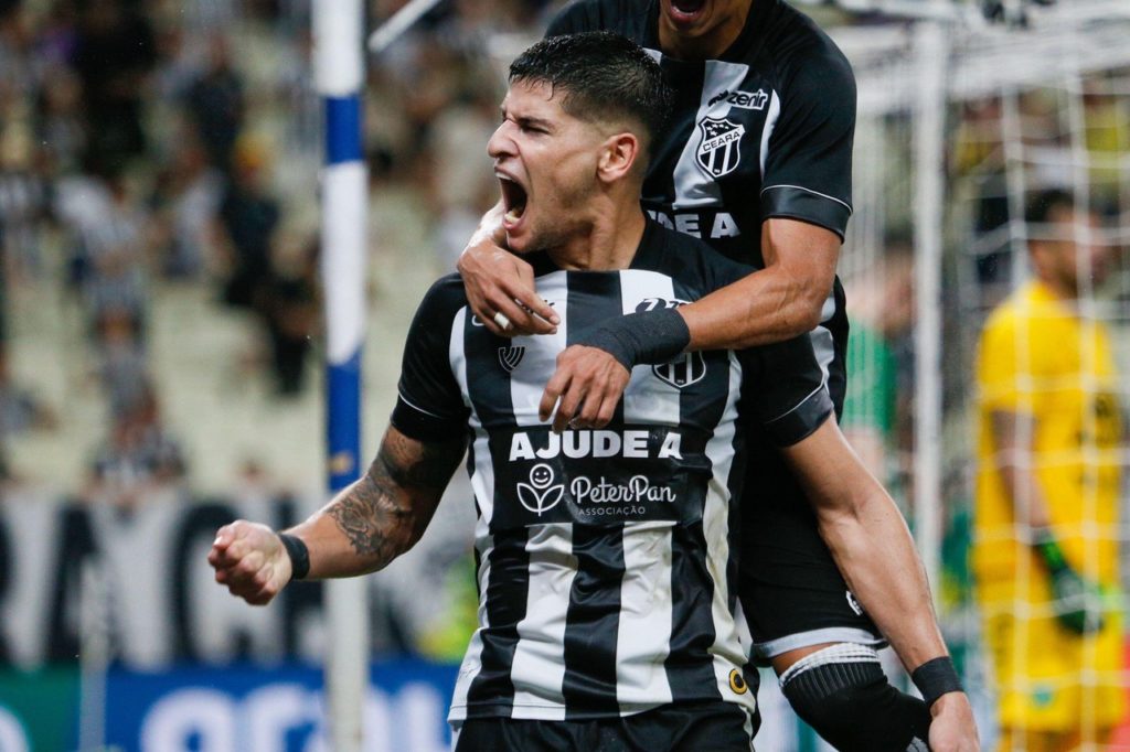 Facundo Barceló, do Ceará, comemorando um gol marcado pelo time na temporada.