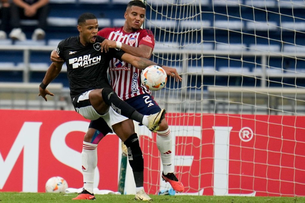 Júnior Santos, do Botafogo, disputando a bola com um adversário.