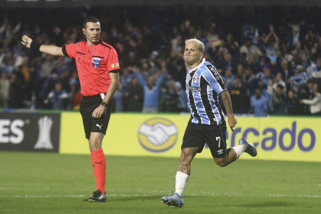 Soteldo, do Grêmio, comemorando um dos gols marcados com a camisa do clube na temporada.