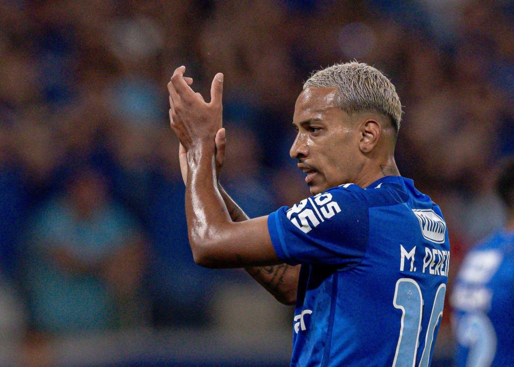 Matheus Pereira, do Cruzeiro, batendo palmas em um jogo do clube na Copa Sul-Americana.