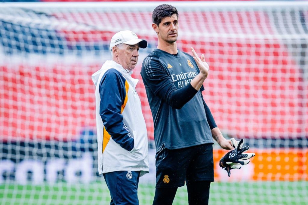 Técnico Ancelotti com o goleiro Courtois em treino do Real Madrid em Wembley