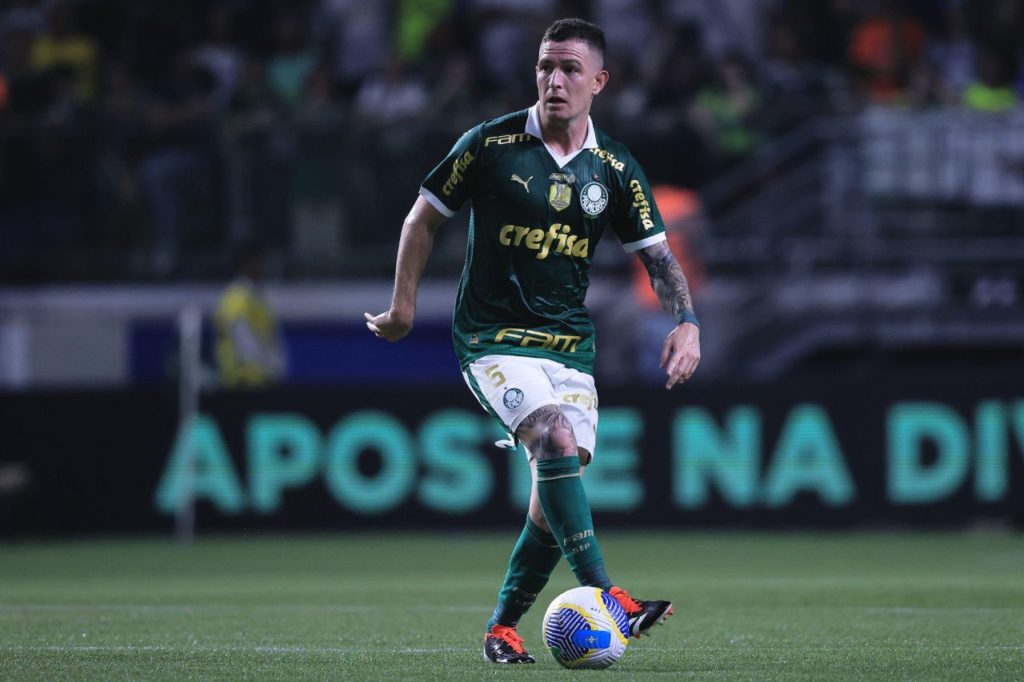 Volante Aníbal Moreno em ação pelo Palmeiras