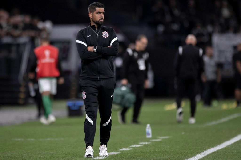 Técnico António Oliveira no comando do Corinthians