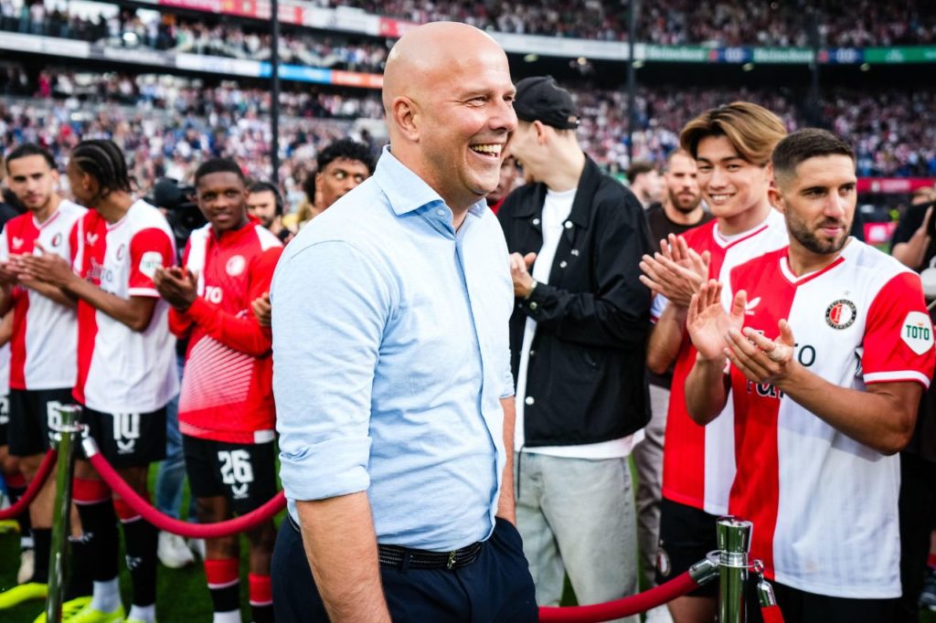 Técnico holandês Arne Slot se despede do Feyenoord para assumir o Liverpool