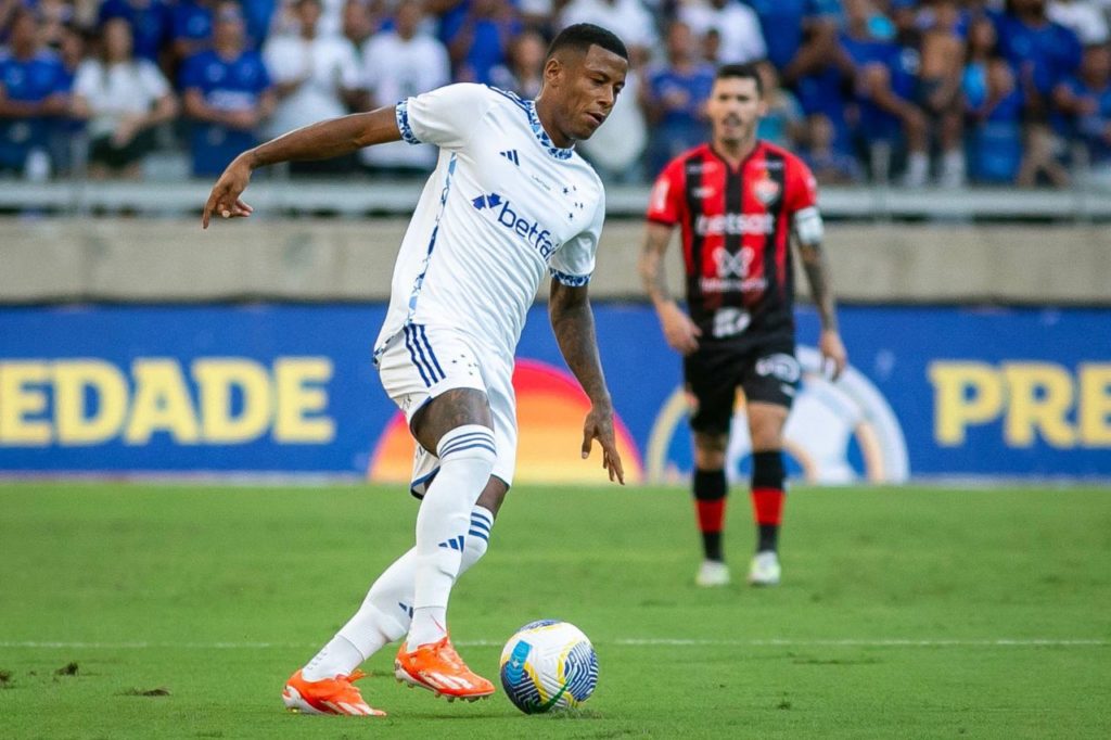 Atacante Arthur Gomes em jogo do Cruzeiro