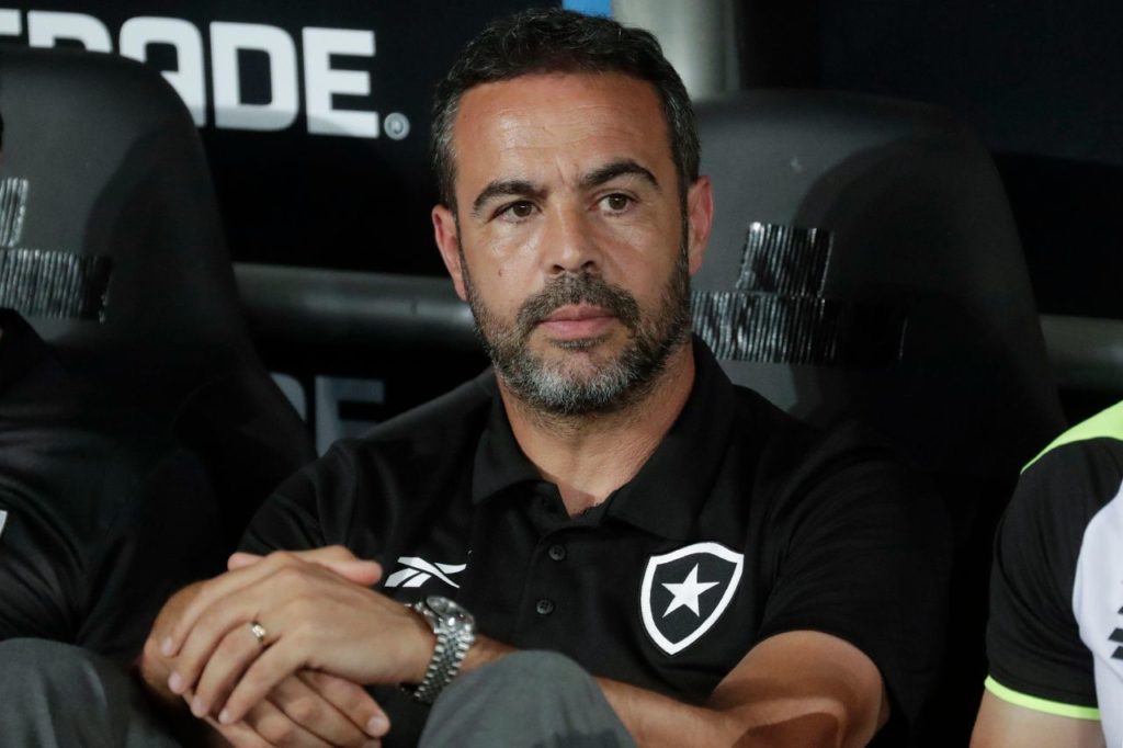 Técnico Artur Jorge no comando do Botafogo na Libertadores