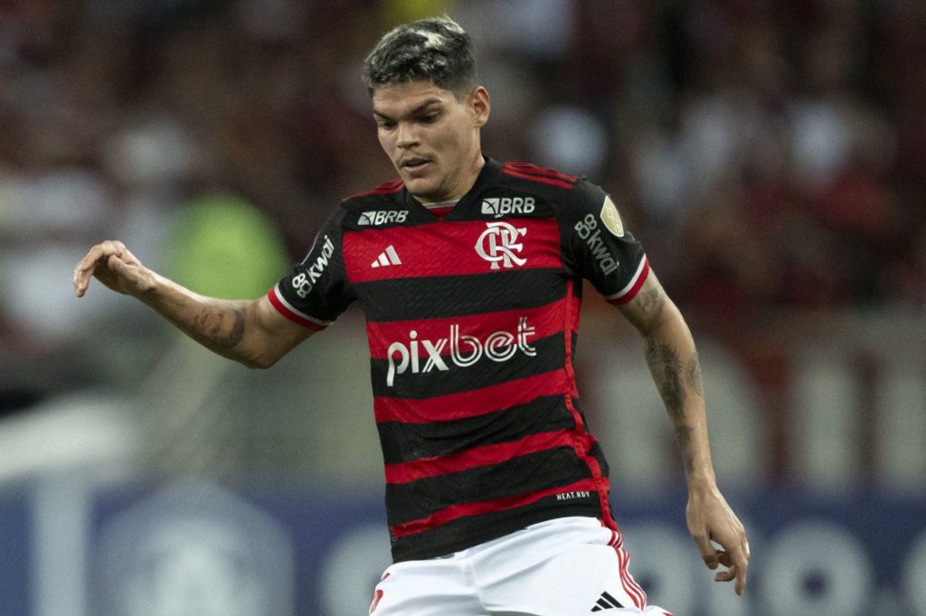 Lateral-esquerdo Ayrton Lucas em ação pelo Flamengo no jogo contra o Millonarios