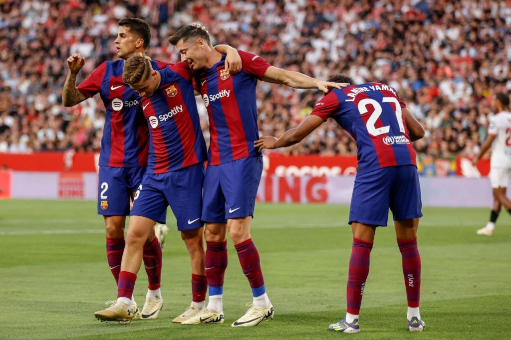 Lewandowski comemorando gol do Barcelona sobre o Sevilla na LaLiga