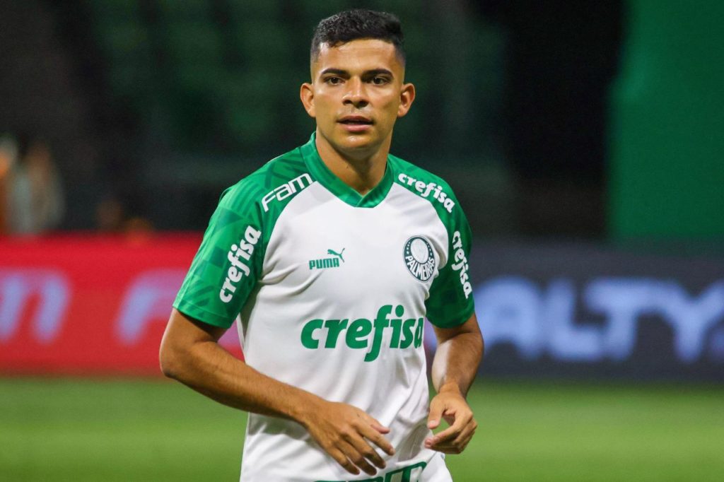 Atacante Bruno Rodrigues no aquecimento do Palmeiras no campo