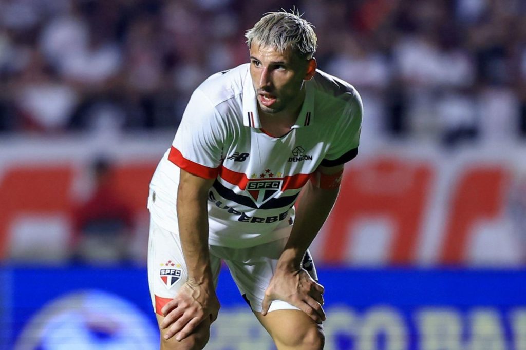 Atacante Calleri em jogo do São Paulo