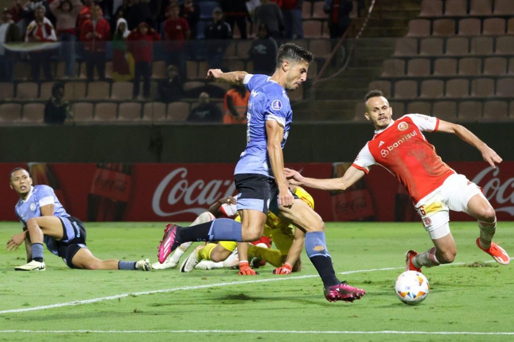 Chavarría marcando gol do Belgrano contra o Inter em Barueri pela Libertadores