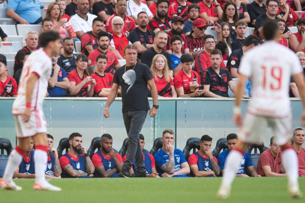 Técnico Cuca no comando do Athletico Paranaense