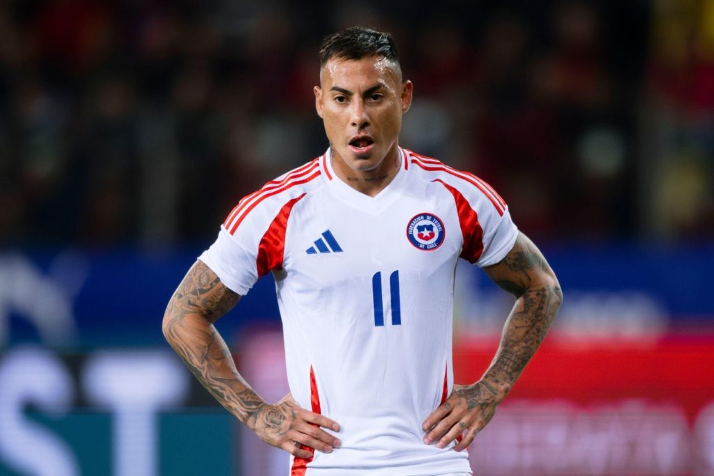 Atacante Eduardo Vargas em jogo da seleção chilena
