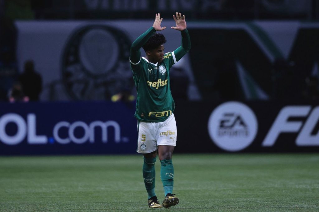 Atacante Endrick se despede da torcida do Palmeiras em jogo no Allianz Parque