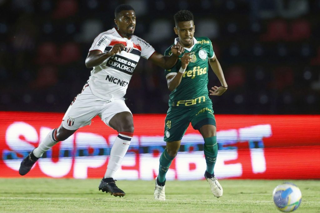 Meia-atacante Estêvão em jogo do Palmeiras contra o Botafogo-SP na Copa do Brasil