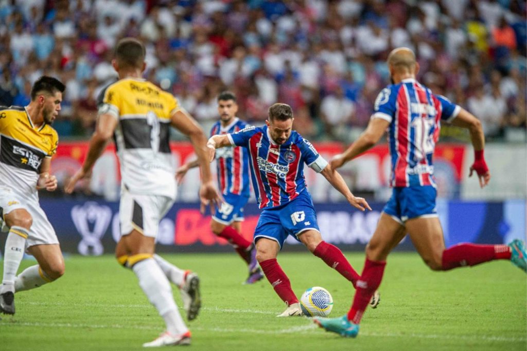 Meia Everton Ribeiro em ação pelo Bahia na Copa do Brasil 2024