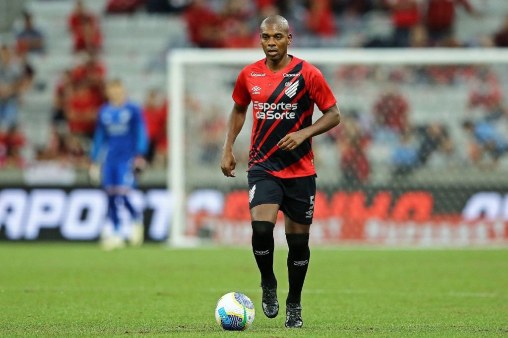 Volante Fernandinho em ação pelo Athletico Paranaense