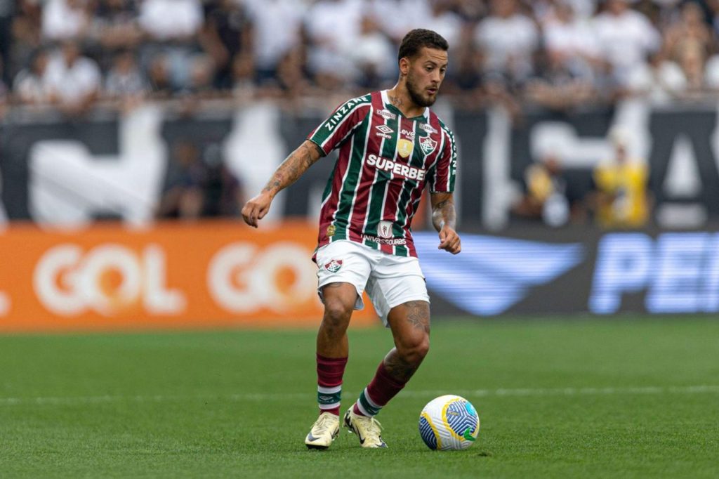 Lateral-direito Guga em ação pelo Fluminense