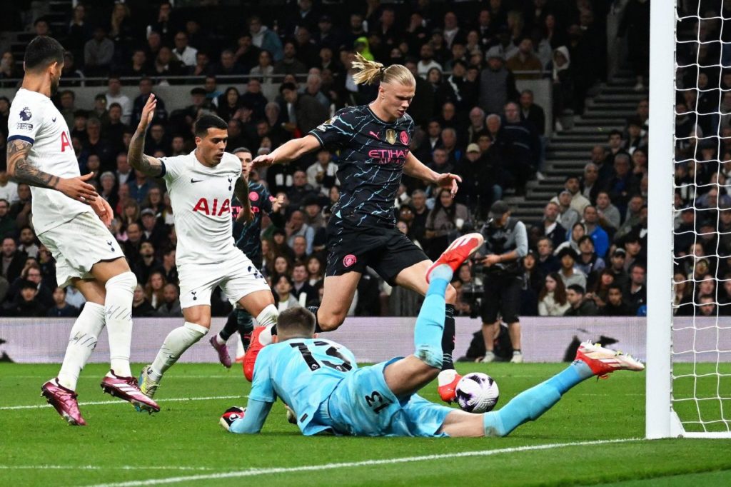 Erling Haaland marcando gol do Manchester City na vitória em cima do Tottenham em Londres