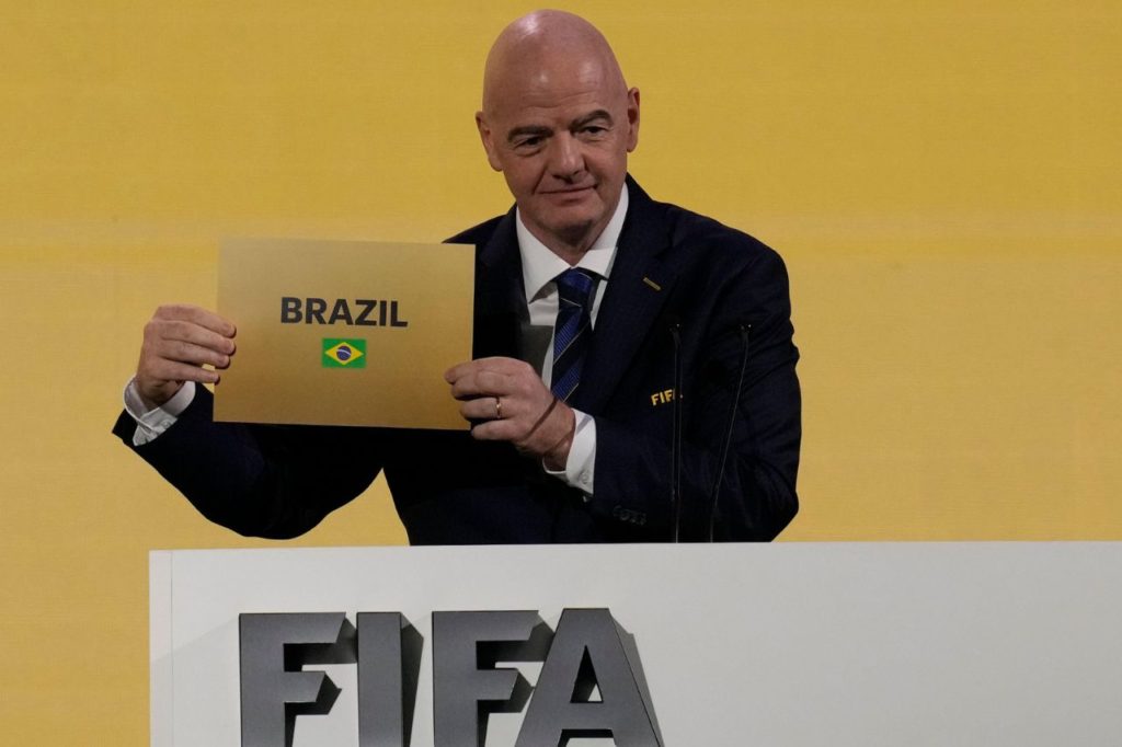 Presidente da Fifa Gianni Infantino anunciando o Brasil como país-sede do Mundial Feminino de 2027 em evento na Tailândia